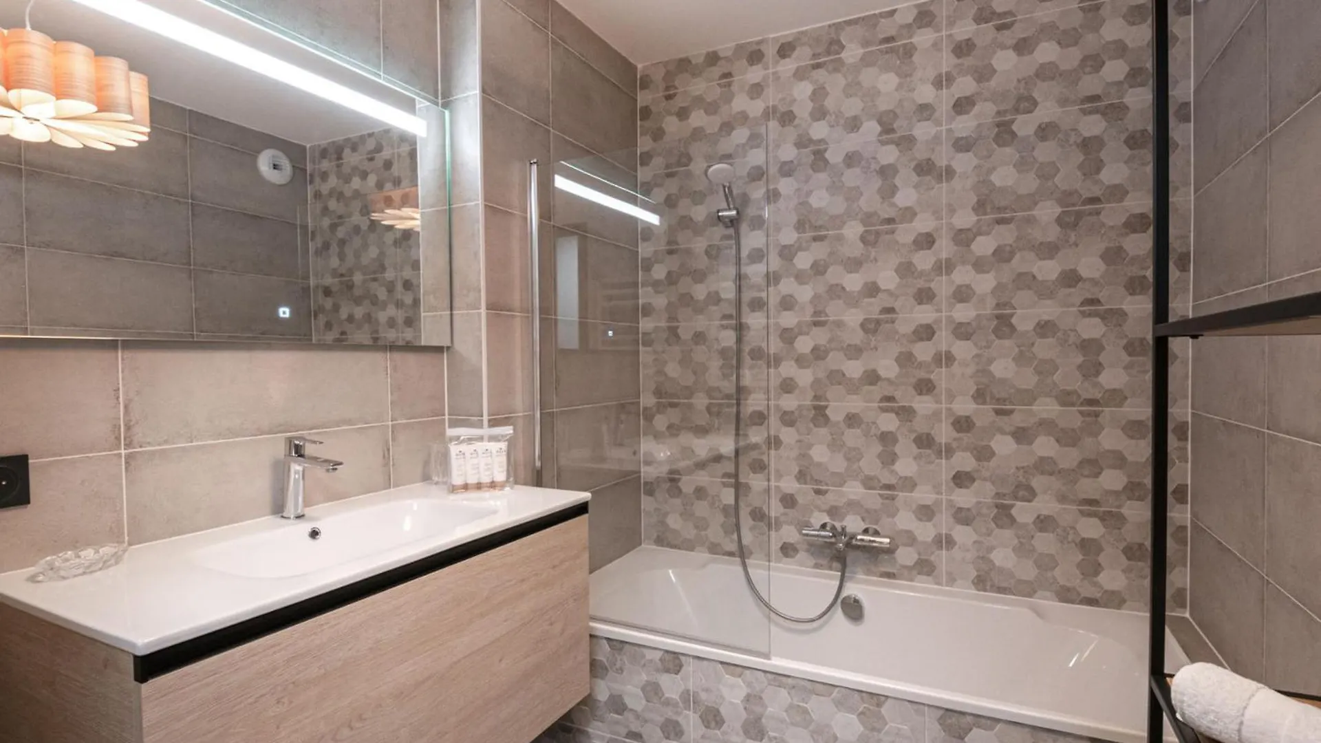 Apartment Appartement Moderne Avec Sauna, Balcon Et Parking A Chamonix - Fr-1-343-246