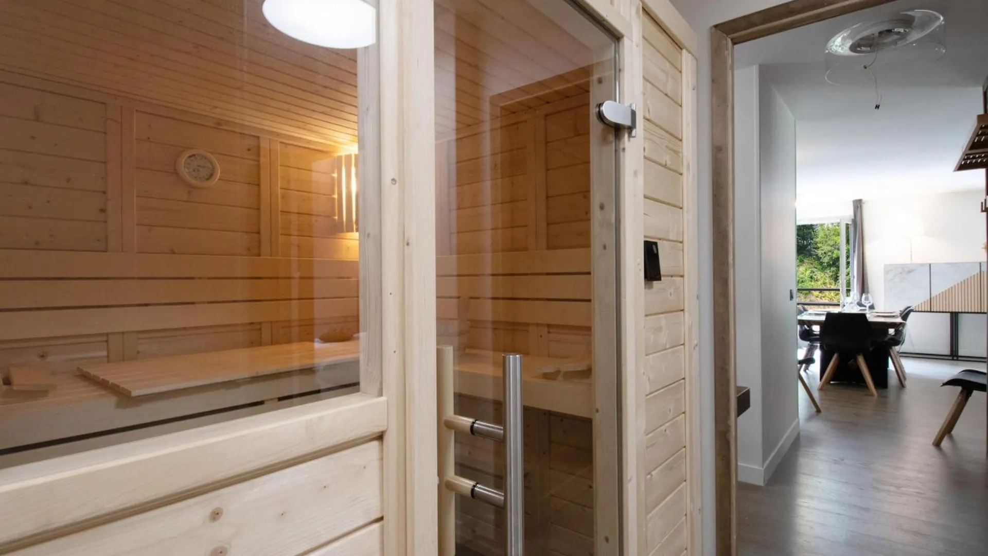 Appartement Moderne Avec Sauna, Balcon Et Parking A Chamonix - Fr-1-343-246 0*,