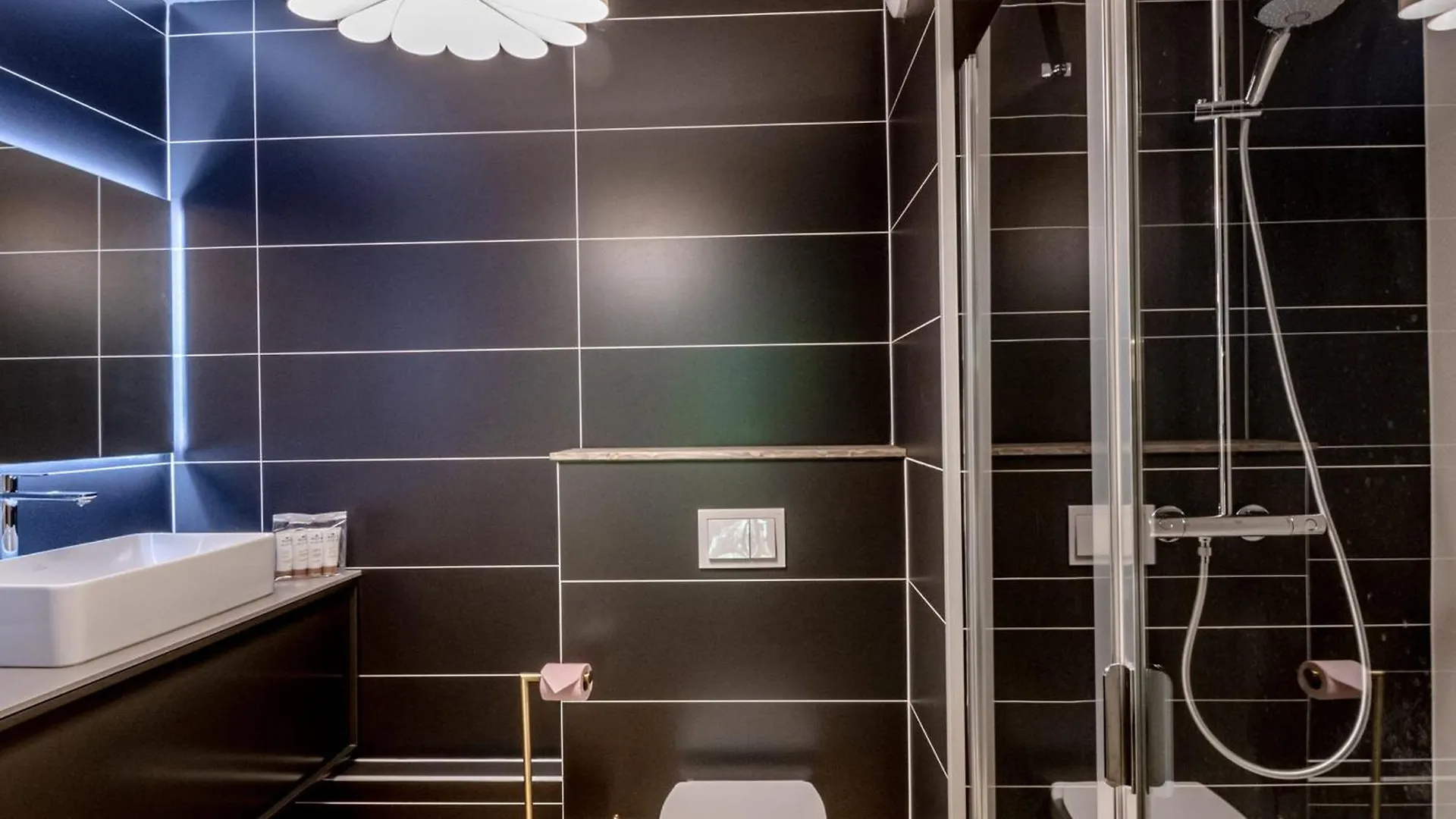 Appartement Moderne Avec Sauna, Balcon Et Parking A Chamonix - Fr-1-343-246